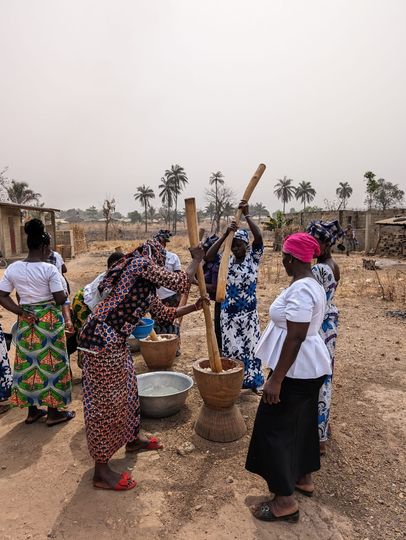 Frauen beim Vorbereiten von Fufu.jpg